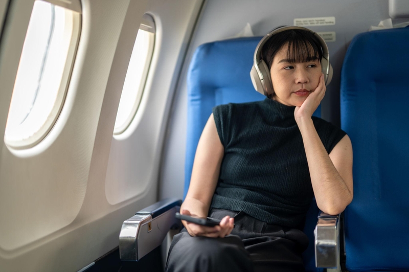 len-may-bay-co-duoc-deo-tai-nghe-bluetooth-khong-2.jpg