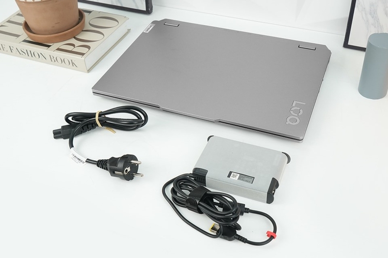 laptop Lenovo LOQ Gaming 15IAX9 (hình 2)