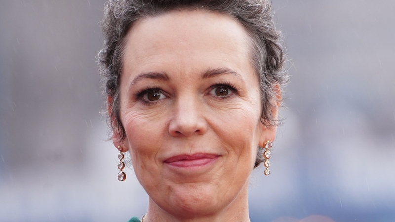 Olivia Colman vai Mrs. Bennet