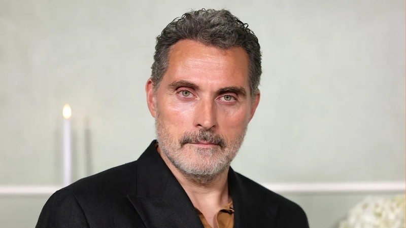 Rufus Sewell vai Mr. Bennet