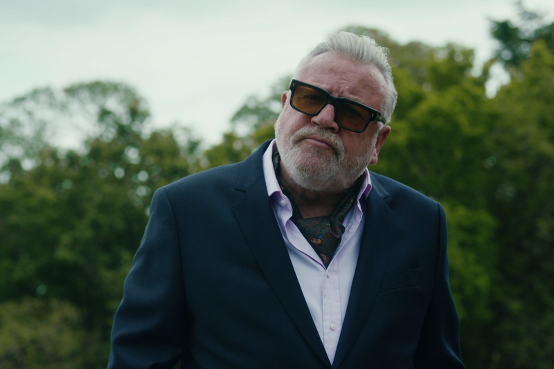 Ray Winstone vai Bobby Glass