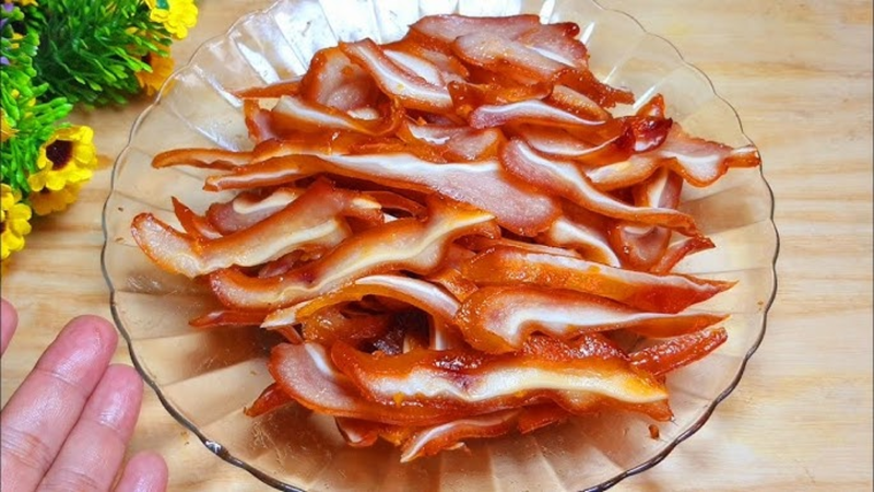 Tai heo khìa nước dừa sau khi hoàn thành sẽ có màu sắc bắt mắt, hương thơm quyến rũ