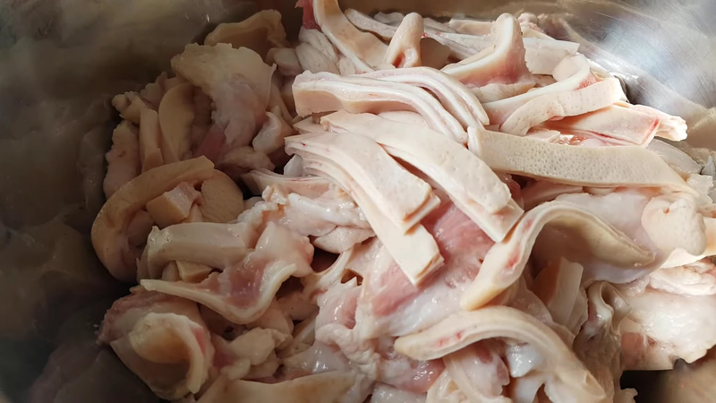 Cắt tai heo thành từng miếng vừa ăn hoặc để nguyên tùy sở thích