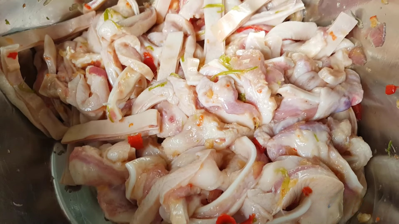 Ướp tai heo trong khoảng 30 phút để thấm đều gia vị
