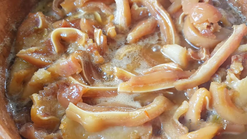 Khi nước dừa cạn dần, tai heo sẽ chuyển sang màu vàng đẹp mắt và có độ sệt vừa phải