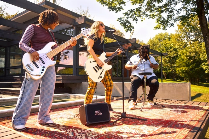 Loa Bluetooth JBL BandBox Trio - Kết nối thu âm tiện lợi với Audio Interface