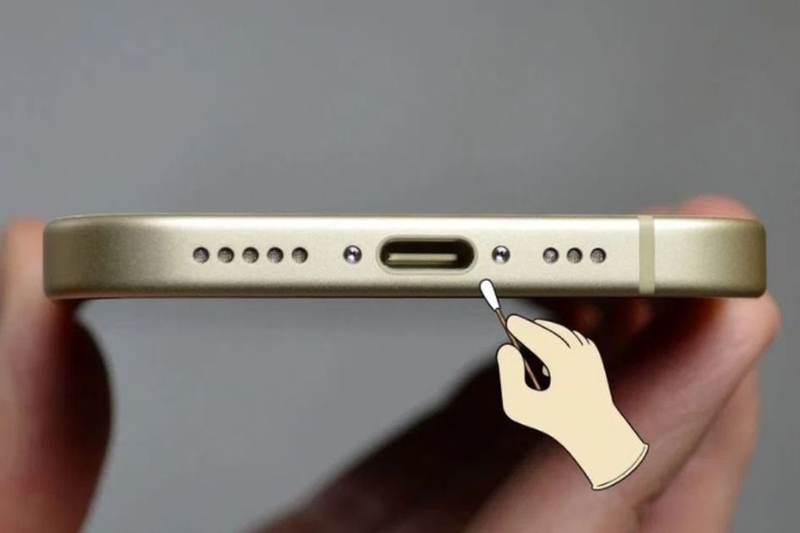 Vệ sinh loa bằng khăn mềm và tăm bông