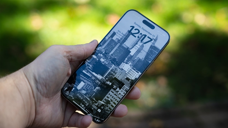 Sử dụng điện thoại cẩn thận tránh va đập