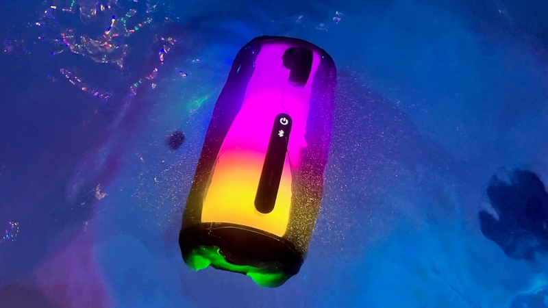 JBL Pulse 5 có thiết kế trông giống như 1 chiếc đèn đầy màu sắc