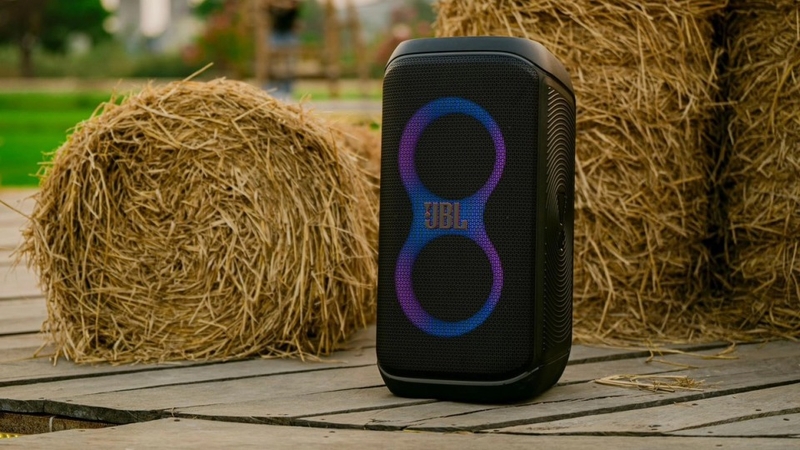 Loa JBL Partybox Club120 lắp đặt củ bass đôi 133mm với công suất 160W