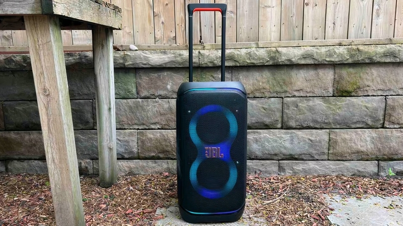 Loa JBL Partybox Stage 320 sở hữu thiết kế thời thượng và cực kì nổi bật