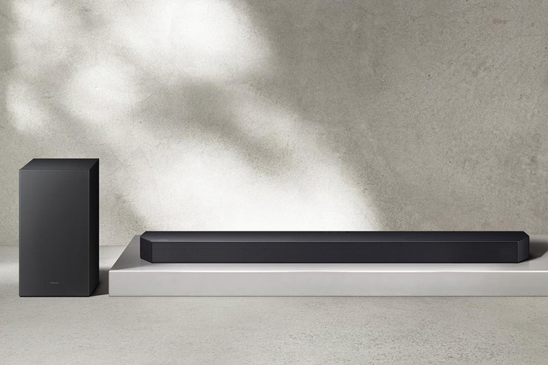 Samsung HW-Q600F/XV sử dụng cấu hình 3.1.2 kênh và Dolby Atmos, phù hợp với góc xem phim tại gia