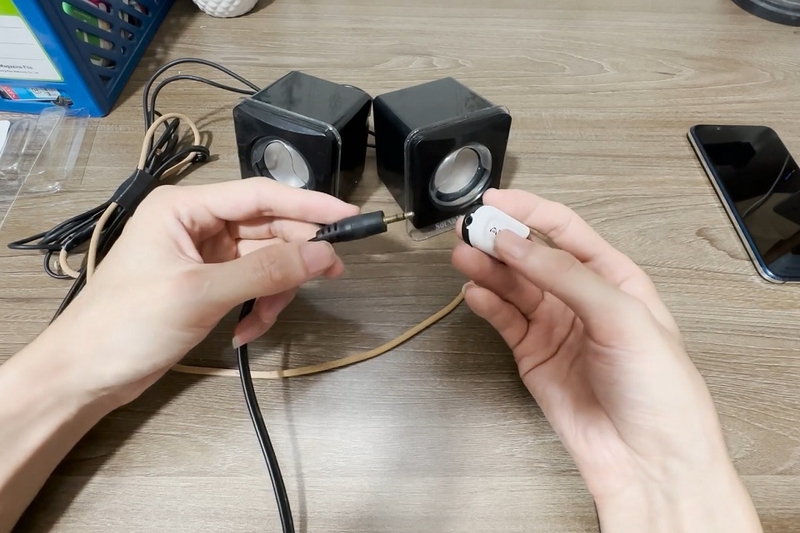 Bước 1: Kết nối adapter Bluetooth với loa