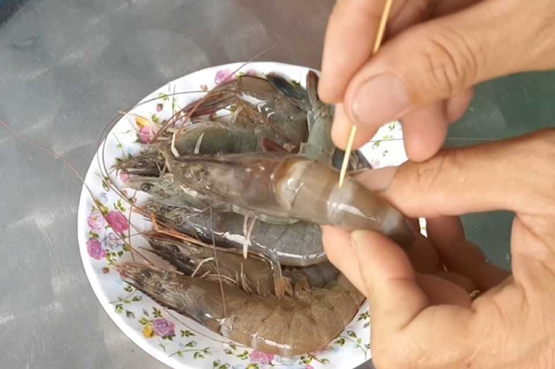 Cách loại bỏ chỉ đen ở lưng tôm - 02