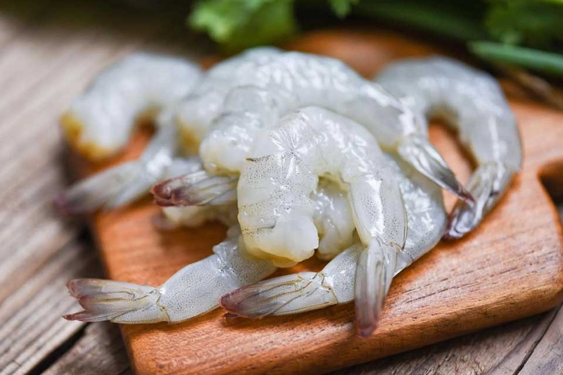 Cách loại bỏ chỉ đen ở lưng tôm - 01