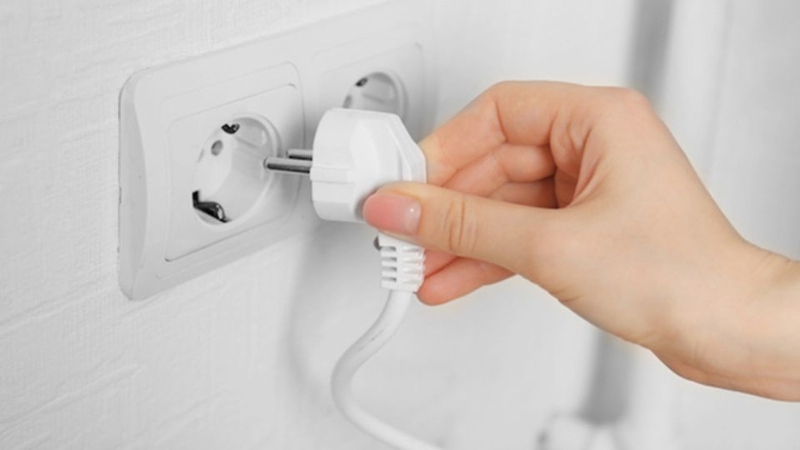 Do nguồn điện hoặc dây nguồn hoặc phích cắm điện