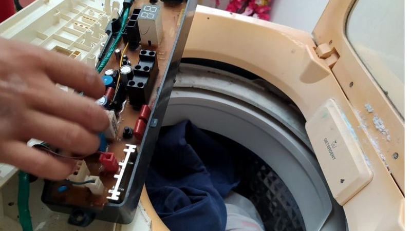 Dây điện từ bo mạch đến công tắc cửa đã bị đứt
