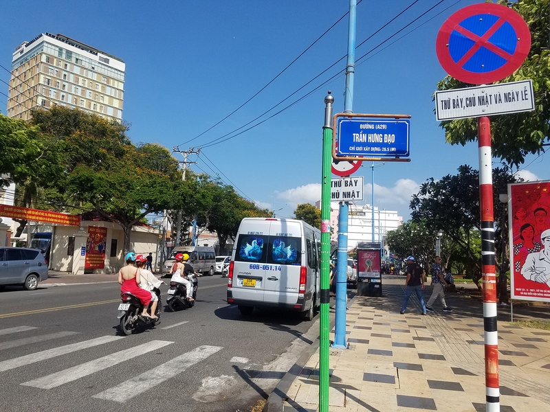 Lỗi dừng xe ô tô nơi có biển cấm đỗ (ảnh 1)