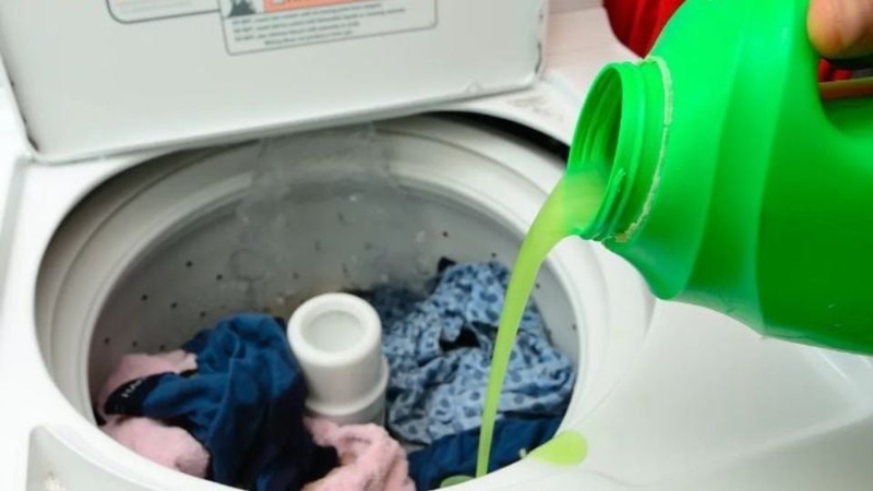 Đổ nước giặt trực tiếp lên quần áo