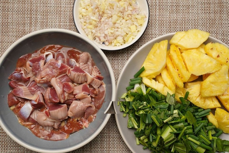 Nguyên liệu chính làm lòng gà xào dứa là gì?