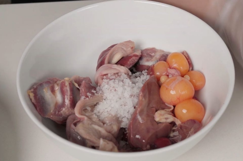 Bước 1: Sơ chế lòng gà