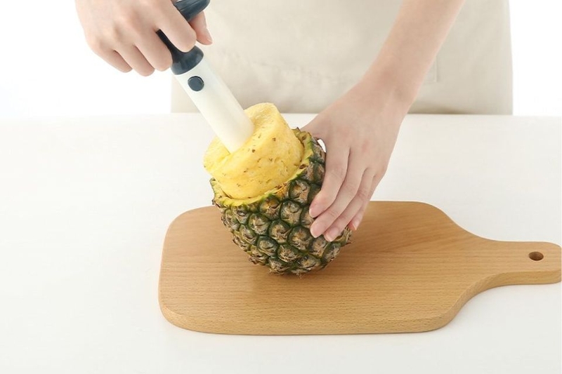 Bước 2: Sơ chế dứa cùng các nguyên liệu khác
