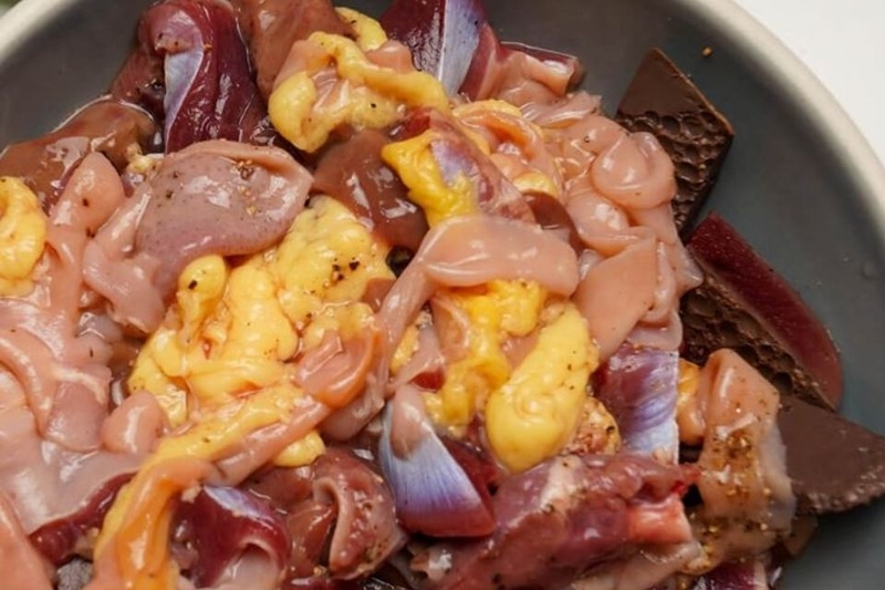 Bước 3: Ướp gia vị cho lòng gà