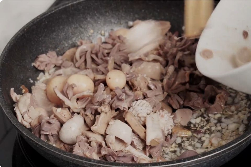 Bước 4: Xào lòng gà