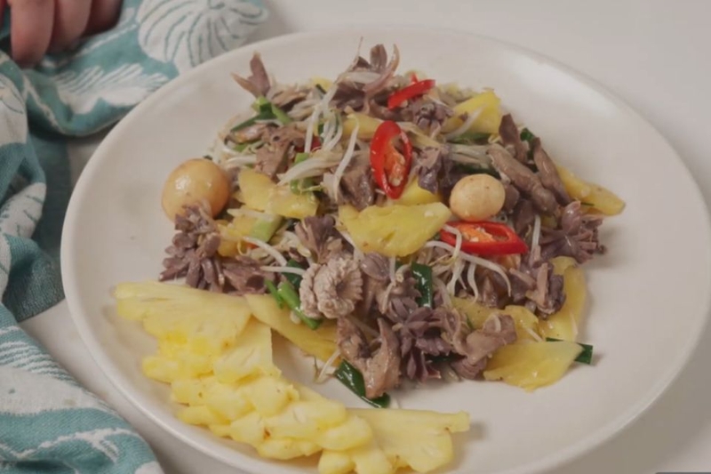Bước 7: Hoàn thành món ăn lòng gà xào dứa