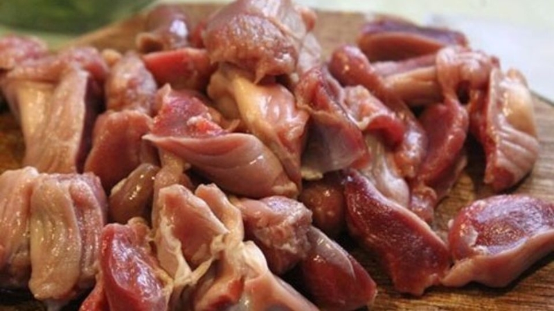 Bước 1: Sơ chế lòng gà