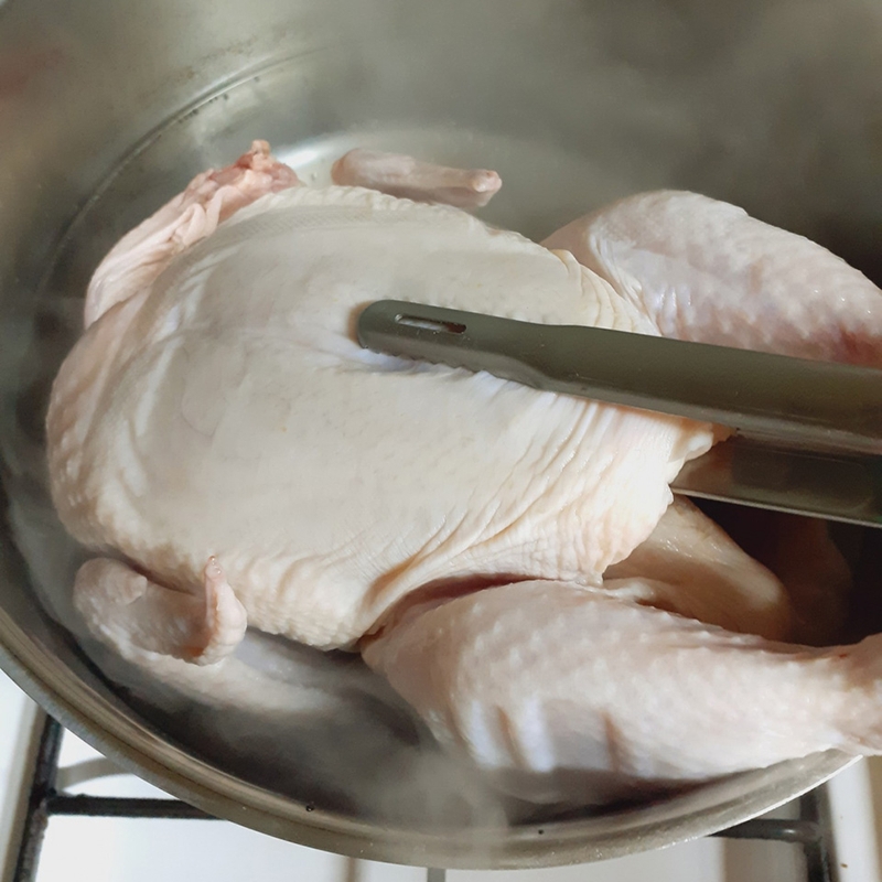 Luộc gà bằng nước lạnh hay nước sôi - 04