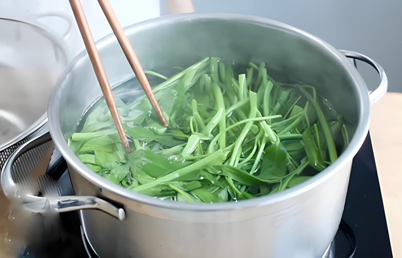 Luộc rau có cần đậy vung? 5