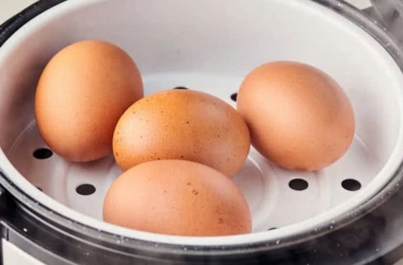 luộc trứng bằng nồi cơm điện ảnh 3