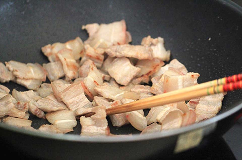 Xào lươn và thịt ba chỉ