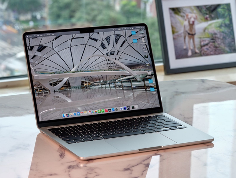 macbook màu bạc hình 3