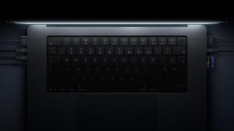 Hệ thống cổng kết nối trên MacBook Pro cho phép sử dụng nhiều thiết bị ngoại vi phục vụ công việc.