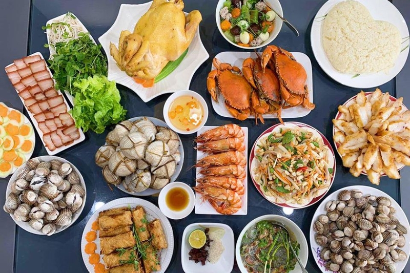 Mâm cỗ mặn với các món ăn hải sản