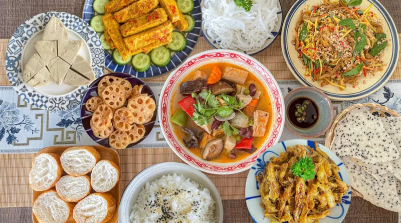 Mâm cơm chay cúng Phật dịp rằm tháng 7