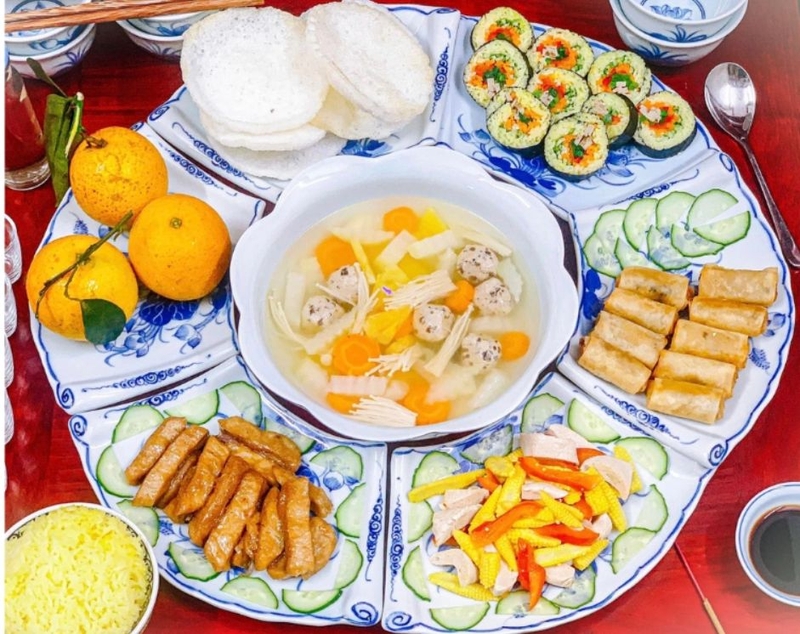 Mâm cơm chay cúng Phật phong phú