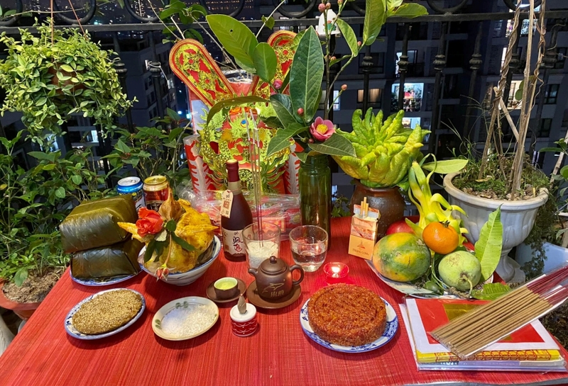 phan biet cung giao thua trong nha va ngoai troi