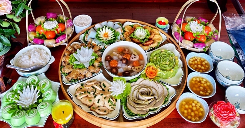 Mâm cúng thần linh và gia tiên