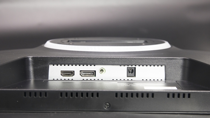 Màn hình trang bị nhiều cổng kết nối