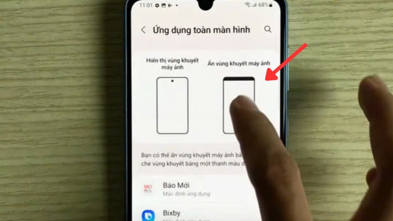 Nhấp vào biểu tượng ba chấm và chọn Cài đặt nâng cao. Bật tính năng Ẩn vùng khuyết máy ảnh
