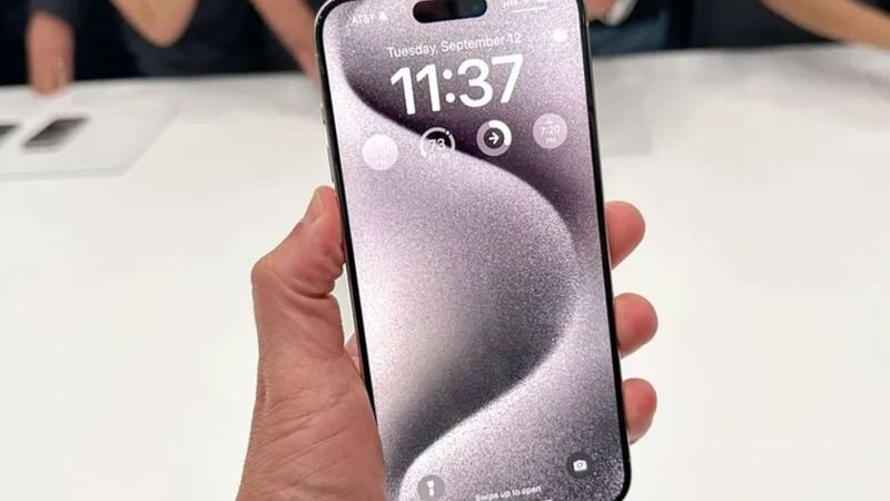 Màn hình iPhone 15 Pro Max không tắt hẳn 2