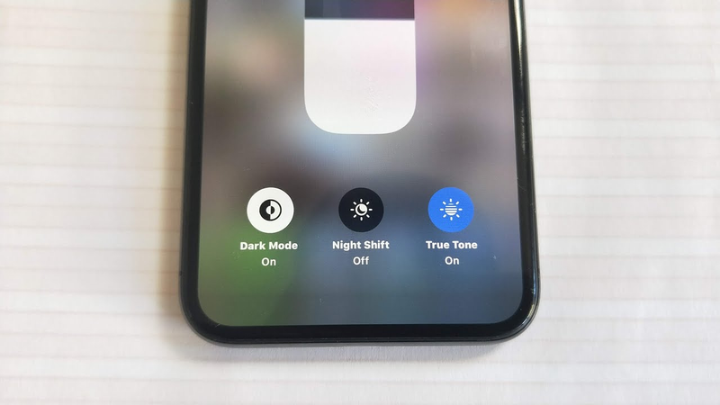 Màn hình iPhone lúc tối lúc sáng 5
