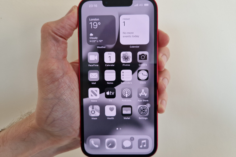 màn hình iPhone tự động chuyển sang màu đen - trắng
