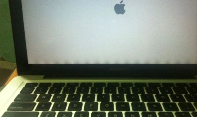 Màn hình macbook bị hở sáng (ảnh 2)