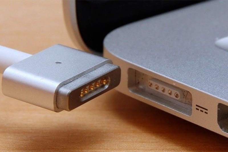 Nguồn điện không ổn định làm cho màn hình Macbook bị nhiễu