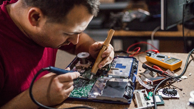 Nên đưa laptop đến cửa hàng sửa chữa khi không thể tự khắc phục