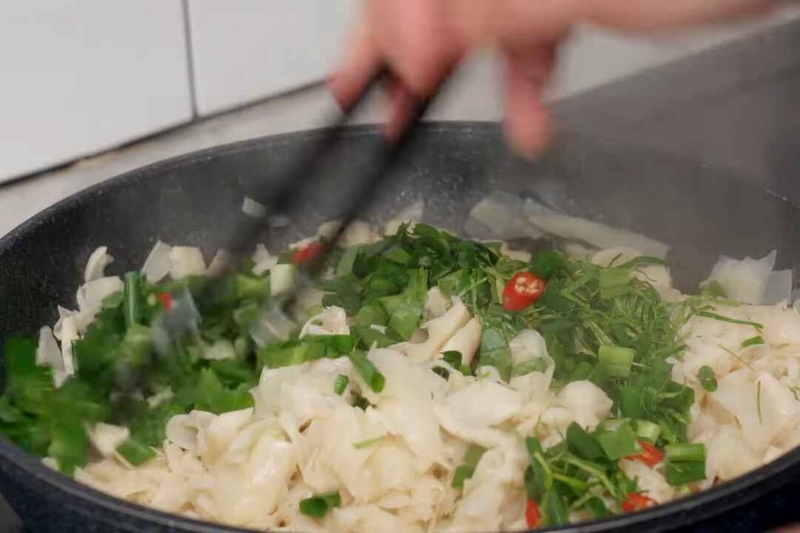 Cho thêm hành, mùi tàu, lá chanh vào xào